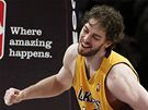 Pau Gasol z LA Lakers slaví bodový úspch proti Phoenixu Suns