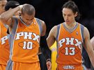 Steve Nash (13) a jeho zranný spoluhrá Leandro Barbosa z Phoenixu Suns v duelu s LA Lakers