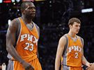 Jason Richardson (23) a Goran Dragi z Phoenixu Suns odcházejí smutn po závreném hvizdu. V pozadí  radost hrá LA Lakers.