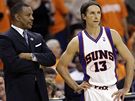 Steve Nash z Phoenixu Suns debatuje s kouem Alvinem Gentrym.
