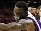 Amar´e Stoudemire z Phoenixu Suns se vrhá po míi v duelu s LA Lakers.