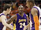Goran Dragi (vlevo) a Leandro Barbosa z Phoenixu Suns si blahopejí. Porazili Kobeho Bryanta a jeho LA Lakers.