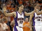 Steve Nash (13) z Phoenixu Suns se se spoluhrái raduje z výhry nad LA Lakers