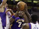 Lamar Odom (7) z LA Lakers zakonuje v duelu s Phoenixem Suns.