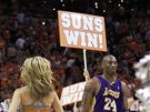 Kobe Bryant z LA Lakers zklamaný z vývoje duelu proti Phoenixu Suns.