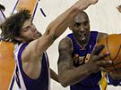 Kobe Bryant z LA Lakers zakonuje pes Robina Lopeze z Phoenixu Suns.