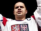 Tomá Rolinek s trofejí pro hokejové mistry svta slaví s fanouky na praském Staromstském námstí