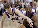 Goran Dragi (vlevo) z Phoenixu Suns a Kobe Bryant z LA Lakers bojují o mí.