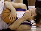 Steve Nash z Phoenixu Suns leí na palubovce po úderu od Dereka Fishera z LA Lakers