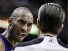 Kobe Bryant z LA Lakers v debat s rozhodím Kenem Mauerem. 
