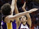 Steve Nash z Phoenixu Suns stílí pes Paua Gasola z LA Lakers