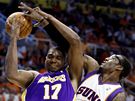 Amar´e Stoudemire (vpravo) z Phoenixu Suns blokuje Andrewa Bynuma z LA Lakers