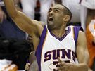 Grant Hill z Phoenixu Suns zakonuje bhem utkání s LA Lakers