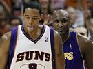 Channing Frye (vlevo) a Robin Lopez z Phoenixu Suns se podíleli na výhe nad LA Lakers. Logicky mají lepí náladu ne Lamar Odom (uprosted). 