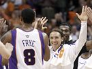 Louis Amundson, Channing Frye, Steve Nash a Goran Dragi z Phoenixu Suns slaví výhru nad LA Lakers. 