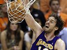 Pau Gasol z LA Lakers smeuje proti Phoenixu Suns