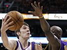 Lamar Odom (vpravo) z LA Lakers se pokouí zblokovat Gorana Dragie z Phoenixu Suns