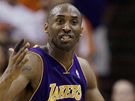 Kobe Bryant z LA Lakers nesouhlasí s tím, e mu byl v duelu s Phoenixem Suns odpískán faul.