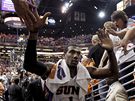 Amar´e Stoudemire z Phoenixu Suns slaví s diváky výhru nad LA Lakers.