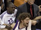 Grant Hill, Jason Richardson, Robin Lopez a Jarron Collins z Phoenixu Suns oslavují bhem duelu s LA Lakers.