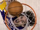 Amar´e Stoudemire z Phoenixu Suns marn blokuje Paua Gasola z LA Lakers.
