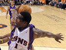 Amar´e Stoudemire z Phoenixu Suns pihrává za zády, Lamar Odom z LA Lakers jen pihlíí.