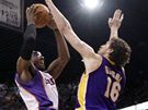 Amar´e Stoudemire (vlevo) z Phoenixu Suns zakonuje pes Paua Gasola z LA Lakers.