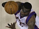 Amar´e Stoudemire z Phoenixu Suns zakonuje pes Kobeho Bryanta z LA Lakers.