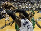 Dwight Howard z Orlanda Magic se pokouí zakonit pes faul Rasheeda Wallace z Bostonu Celtics