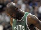 Kevin Garnett z Bostonu Celtics smutní po poráce v duelu s Orlandem Magic