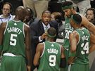 Trenér Doc Rivers z Bostonu Celtics se svými svenci bhem utkání s Orlandem Magic