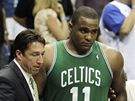 Glen Davis z Bostonu Celtics opoutí palubovku s otesem mozku