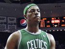 Paul Pierce (34) a Tony Allen z Bostonu Celtics odcházejí ze hit po prohe s Orlandem Magic.