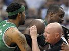 Rasheed Wallace z Bostonu Celtics a rozdhoí Joey Crawford drí Glena Davise, padajícho po úderu od Dwighta Howarda z Orlanda Magic.