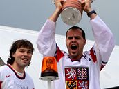 JOOO!!! Tomá� Rolinek (vpravo) vystoupil z letadla a ukazuje pohár pro mistry sv�ta. Za ním Jaromír Jágr