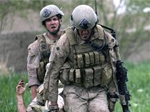 Vojent lkai evakuuj pslunka americk nmon pchoty v Afghnistnu (4. ervna 2009)