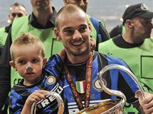 Wesley Sneijder se synem a trofej pro vtze Ligy mistr