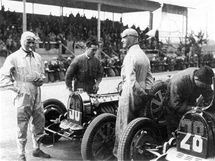 Varzi (č.36) a Chiron(č.28) oba na vozech Bugatti (r.1931)