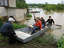 Obyvatel Rohatce na lodi obhlej lagunu, kter se vytvoila z rozvodnn eky Moravy