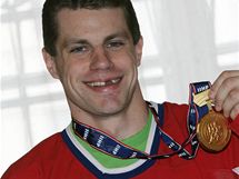 Hokejista Petr Hubáček se zlatou medailí z mistrovství světa v Německu
