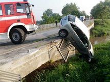 U Měnína na Brněnsku řidič Fordu Focus prorazil zábradlí mostu a zůstal na něm viset