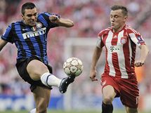 Lucio, obránce Interu Milán (vlevo), odkopává míč před Ivicou Oličem, útočníkem Bayernu Mnichov