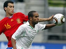 panlsk zlonk Sergio Busquets (vlevo) v souboji s Abdohem Autefem ze Saudsk Arbie