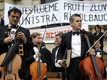 Hudebnci esk filharmonie (F) protestovali 27. kvtna na schodech praskho Rudolfina proti zpsobu jmenovn svho novho editele.