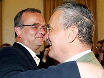 Miroslav Kalousek a Karel Schwarzenberg se radují ve volebním tábu strany TOP...