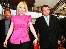 Petra a Ji Paroubkovi odchzej z tiskov konference na kter pedseda SSD rezignoval na svj post. (29. kvtna 2010)