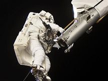 Astronauti se pi vstupu do volnho prostoru i vozili na robotick pai Canadarm, aby si usnadnili pepravu pi prci (STS-132)