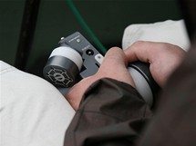 Roland Garros -dálkové ovládání pomocníka kameramana. Tím měmní vzdálenost mezi objektivy kamery, čímž dociluje zvýraznění nebo naopak potlačení 3D efektu ve výsledném záběru.