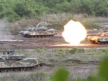 Jihokorejt vojci nacviuj obranu proti ppadnmu toku severokorejsk armdy. (25. kvtna 2010)

