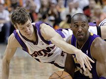 Goran Dragi (vlevo) z Phoenixu Suns a Kobe Bryant z LA Lakers bojuj o m.